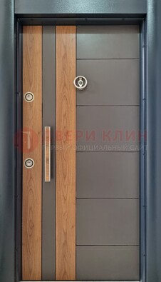 Коричневая входная дверь c МДФ панелью ЧД-01 в частный дом в Петрозаводске