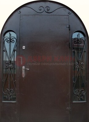 Арочная дверь со стеклом и ковкой ДА-16 под старину в Петрозаводске