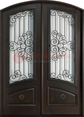 Арочная дверь со стеклом и ковкой ДА-33 в загородный дом в Петрозаводске