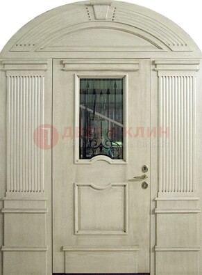 Белая входная дверь массив со стеклом и ковкой ДА-49 в Петрозаводске