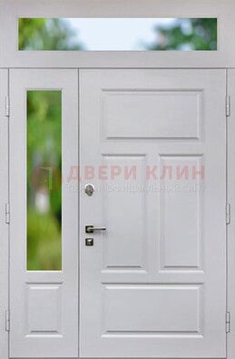 Белая полуторная железная дверь со стеклом и фрамугами ДФГ-10 в Петрозаводске