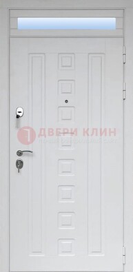 Белая металлическая дверь с фрамугой для коттеджа ДФГ-21 в Петрозаводске