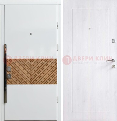 Белая железная дверь МДФ горизонтальной вставкой ДМ-265 в Петрозаводске