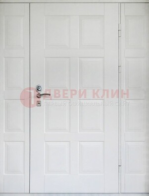 Белая входная дверь для коттеджа с МДФ ДМ-536 в Петрозаводске