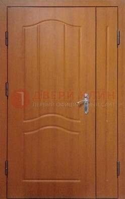 Коричневая двухстворчатая тамбурная дверь с МДФ ДМ-538 в Петрозаводске