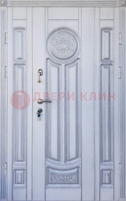 Белая двухстворчатая дверь с массивом дуба ДМД-72 в Петрозаводске