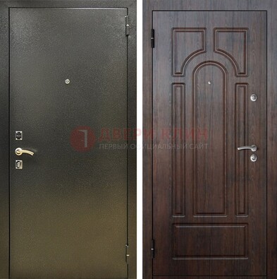 Железная темно-серая дверь с порошковым напылением и МДФ Тисненый орех ДП-275 в Петрозаводске