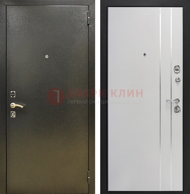 Железная темная дверь с порошковым покрытием и белая МДФ с молдингами  ДП-296 в Петрозаводске