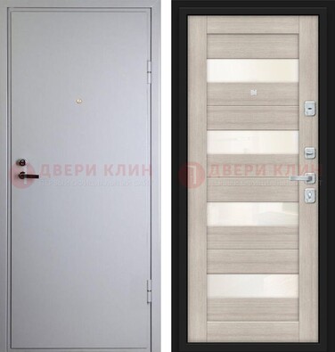Белая железная дверь с порошковым напылением и стеклом ДП-308 в Петрозаводске