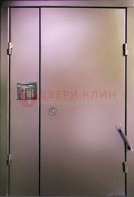 Коричневая стальная дверь в подъезд ДПД-1 в Петрозаводске