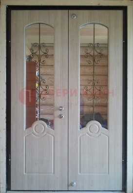 Парадная дверь со стеклянными вставками и ковкой ДПР-23 в деревянный дом в Петрозаводске