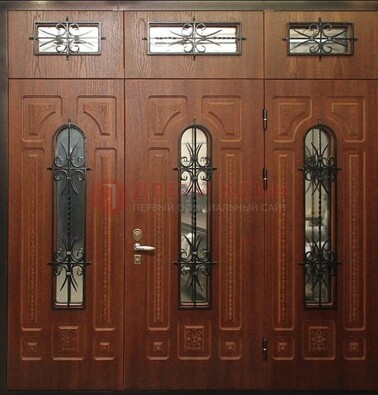 Парадная дверь с металлическими вставками и ковкой ДПР-72 в дом в Петрозаводске