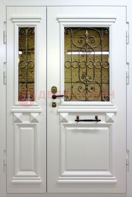 Белая парадная металлическая дверь со стеклом и ковкой ДПР-83 в Петрозаводске