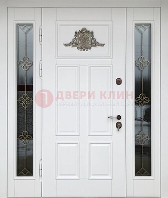 Белая входная парадная дверь со стеклом и ковкой ДПР-92 в Петрозаводске