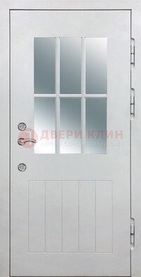 Белая уличная дверь со стеклом ДС-30 в Петрозаводске