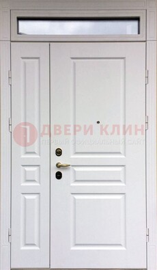 Белая двухстворчатая металлическая дверь со стеклом ДС-63 в Петрозаводске
