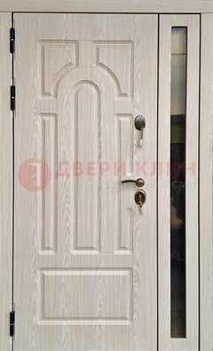Белая металлическая дверь со стеклом ДС-68 в Петрозаводске