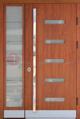 Коричневая металлическая дверь со стеклом ДС-72 в Петрозаводске