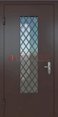 Темная металлическая дверь с решеткой и стеклом ДС-7 в Петрозаводске