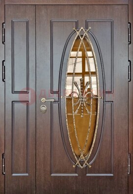Полуторная металлическая дверь со стеклом и ковкой ДСК-108 в Петрозаводске