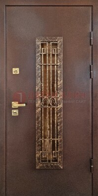 Металлическая дверь с порошковым напылением со стеклом и ковкой ДСК-110 в Петрозаводске