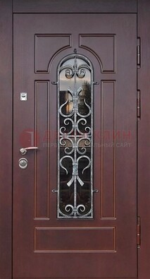 Темная входная дверь со стеклом и ковкой ДСК-117 в Чебоксарах