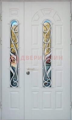 Распашная стальная дверь со стеклом и ковкой в белом цвете ДСК-120 в Петрозаводске