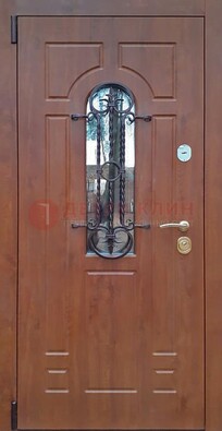 Темная железная дверь со стеклом и ковкой в коричневом цвете ДСК-154 в Орле