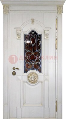 Белая железная дверь со стеклом и ковкой для кирпичного дома ДСК-155 в Петрозаводске