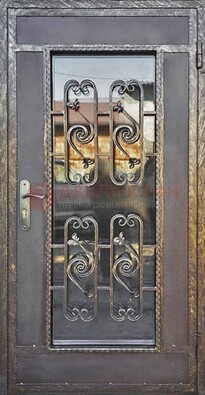 Коричневая наружная дверь порошок со стеклом и ковкой ДСК-160 в Петрозаводске