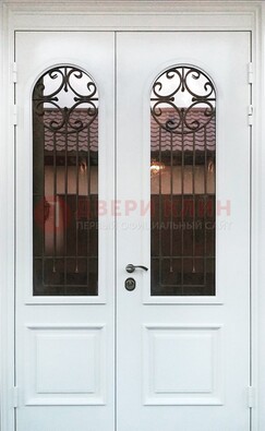 Белая стальная дверь стекло с ковкой и филенкой ДСК-201 в Петрозаводске