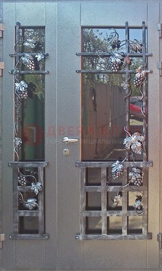 Распашная уличная дверь Порошок со стеклом и ковкой ДСК-221 в Петрозаводске