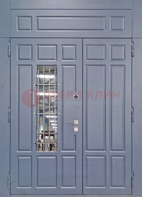 Серая двухстворчатая дверь Винорит со стеклом и ковкой ДСК-234 RAL 7024 в Петрозаводске