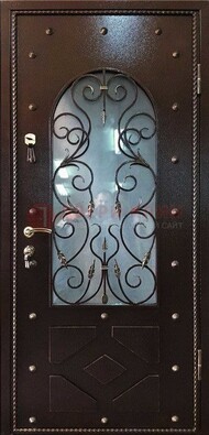 Влагостойкая дверь со стеклом и ковкой с декором ДСК-37 в Петрозаводске
