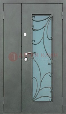 Двухстворчатая железная дверь со стеклом и ковкой ДСК-40 в Петрозаводске