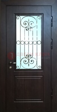 Железная дверь со стеклом и ковкой ДСК-65 для общественных зданий в Петрозаводске