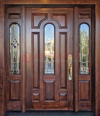 Железная классическая дверь с массивом дуба и витражом ВЖ-18 в Петрозаводске