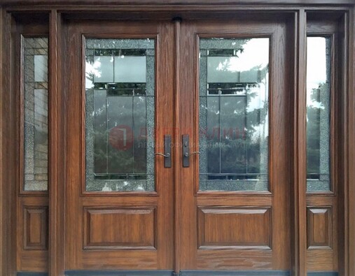Распашная стальная дверь с массивом с витражом и фрамугами ВЖ-21 в Петрозаводске