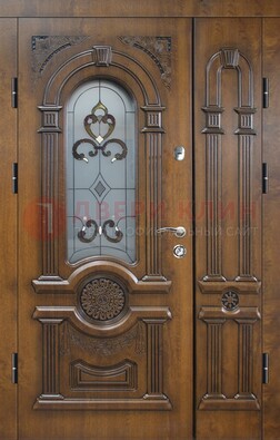 Коричневая двухстворчатая железная дверь с МДФ и витражом ВЖ-32 в Петрозаводске