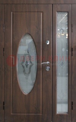 Коричневая двухстворчатая железная дверь с МДФ и витражом ВЖ-33 в Петрозаводске